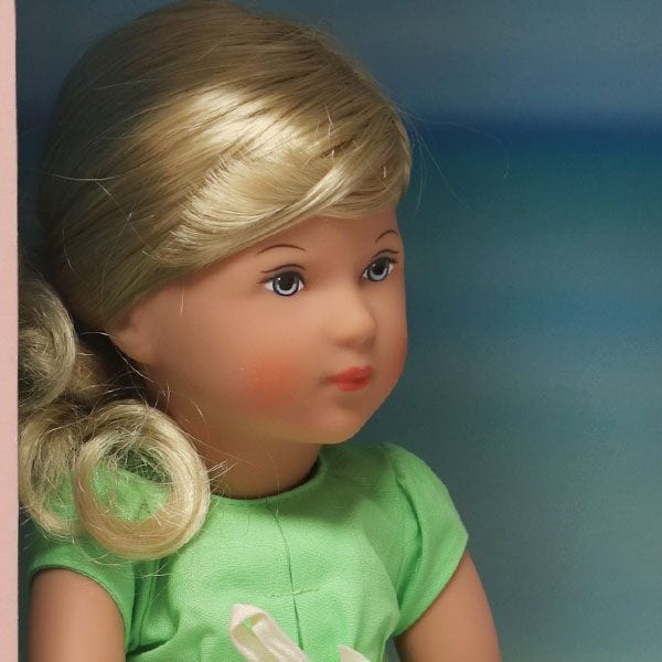 引きクーポン ピンクリボンの可愛い小さな子/kestnar doll ケストナー スタンド付き 雑貨